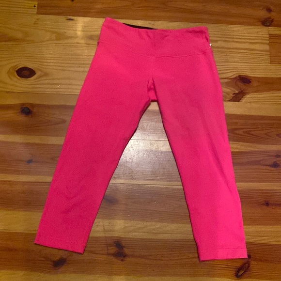 Lululemon size 6 hot pink capris - Picture 2 of 4
